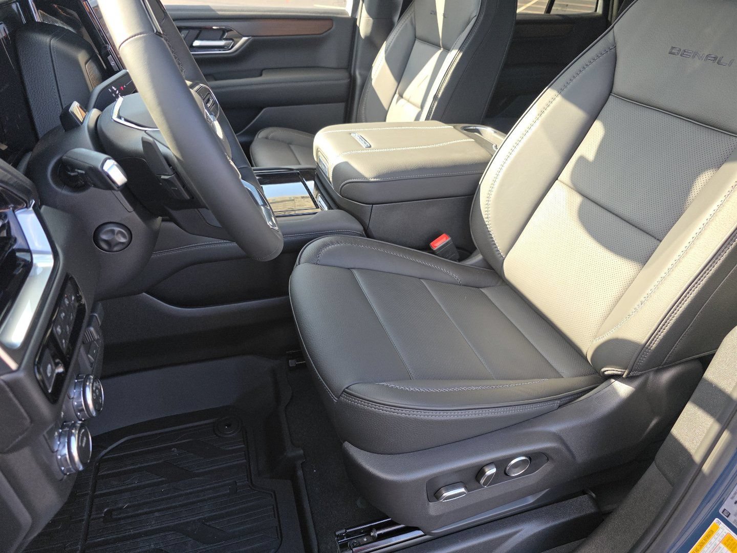 New 2026 GMC Yukon Denali w/ Advanced Technology Package AWD/4WD image 29
