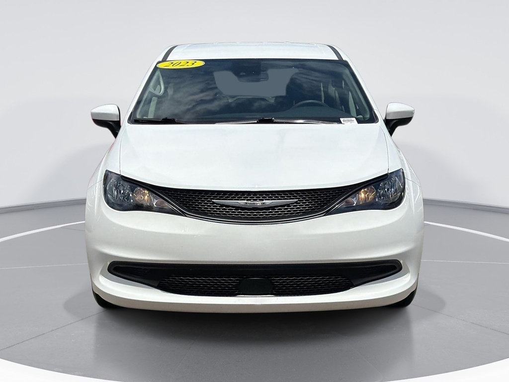 Used 2023 Chrysler Voyager LX FWD image 2