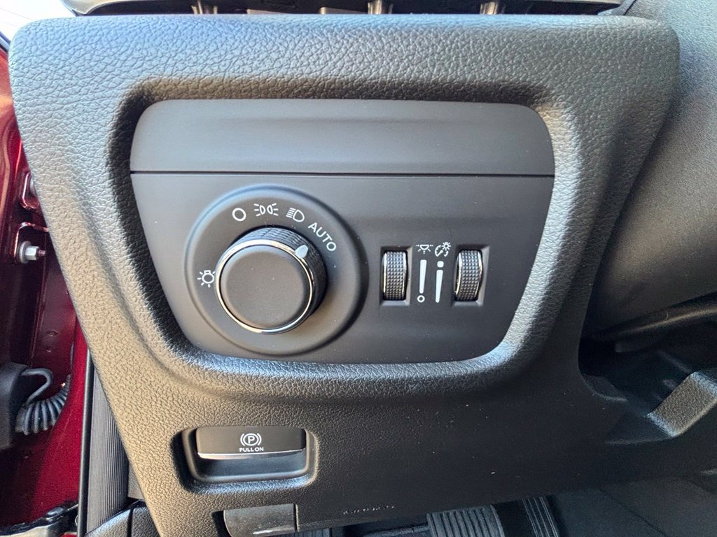 Used 2026 Jeep Grand Cherokee Altitude AWD/4WD image 16