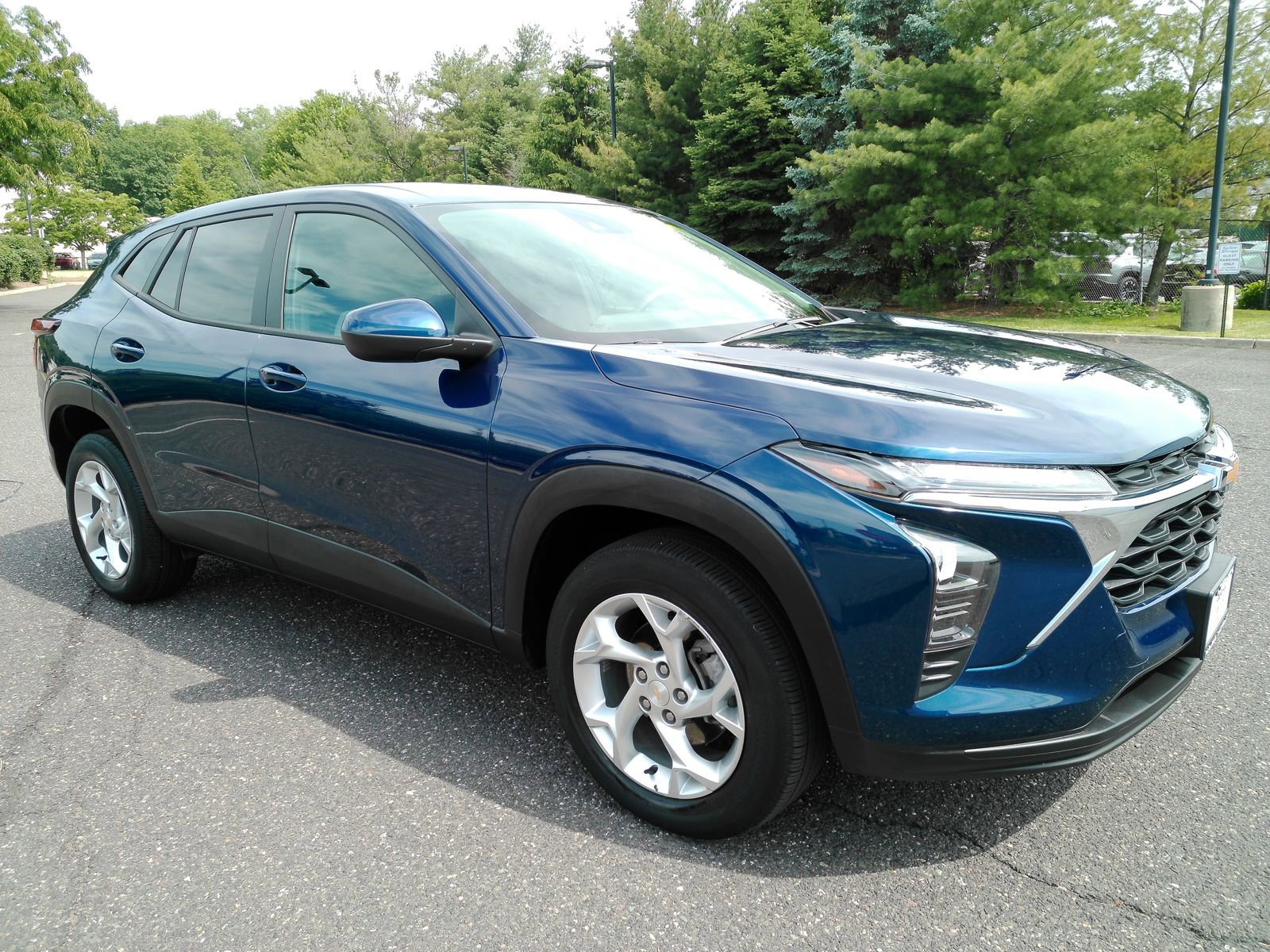Used 2024 Chevrolet Trax LS w/ LS Convenience Package FWD image 2