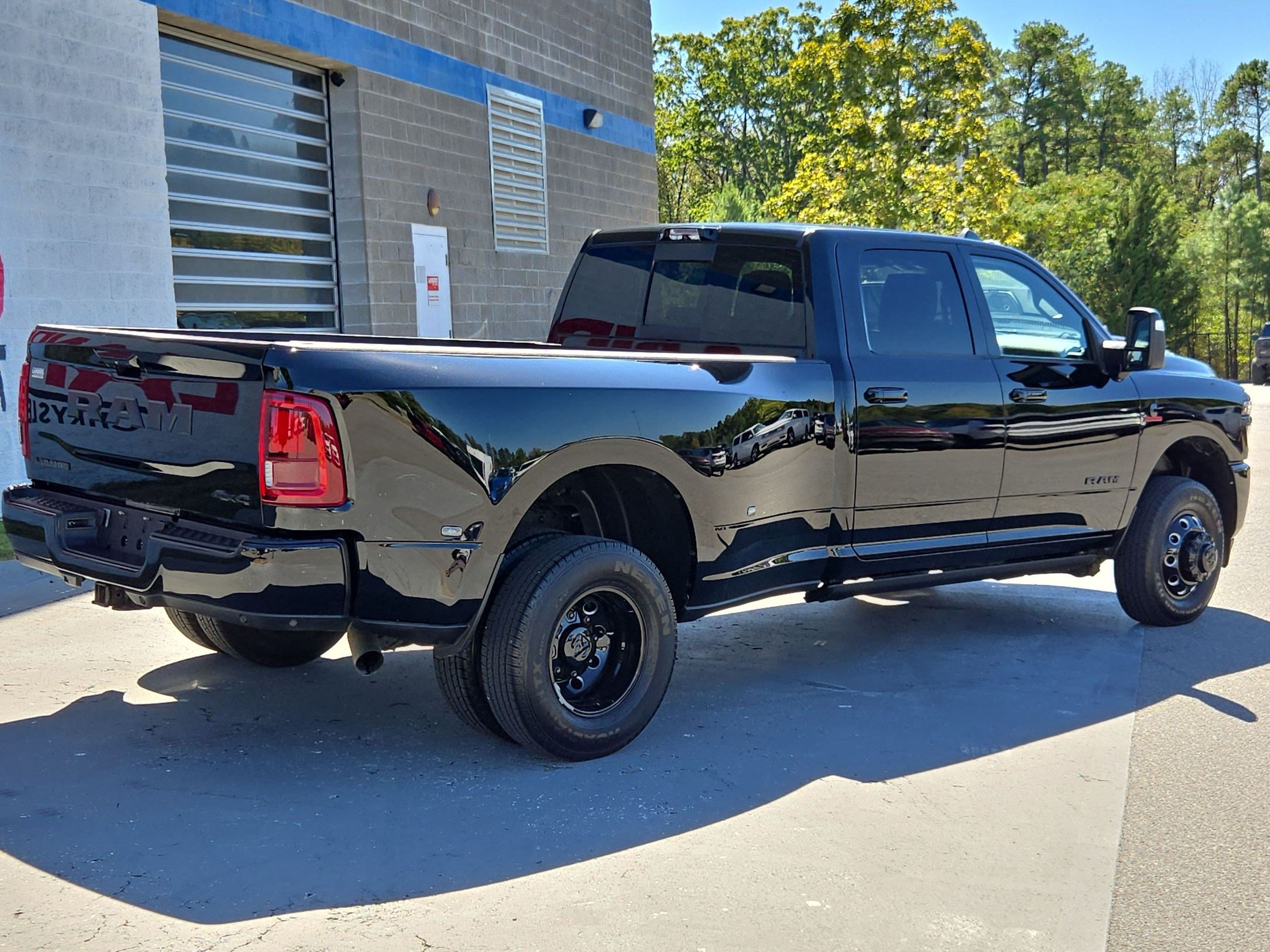 Used 2025 RAM 3500 Laramie AWD/4WD image 7