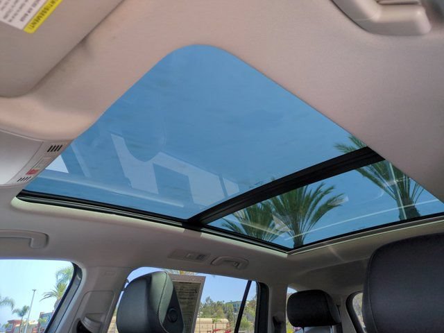 Used 2022 Volkswagen Tiguan SE w/ Panoramic Sunroof Package FWD image 23
