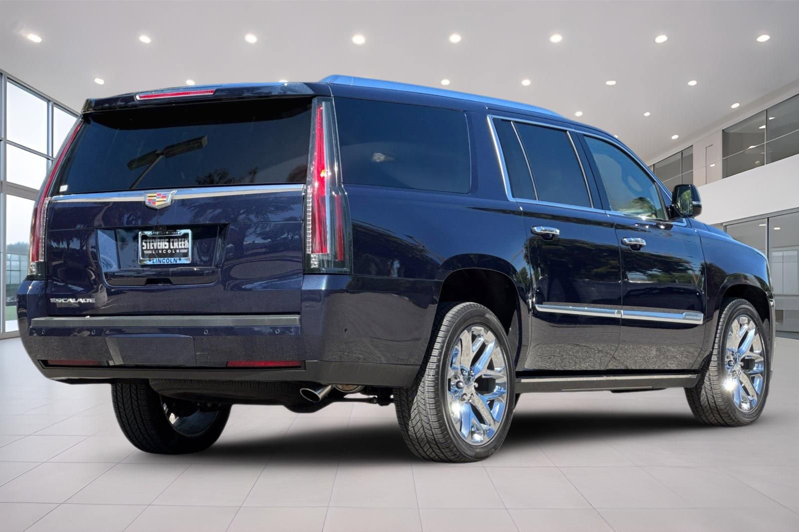 Used 2019 Cadillac Escalade ESV Platinum AWD/4WD image 4