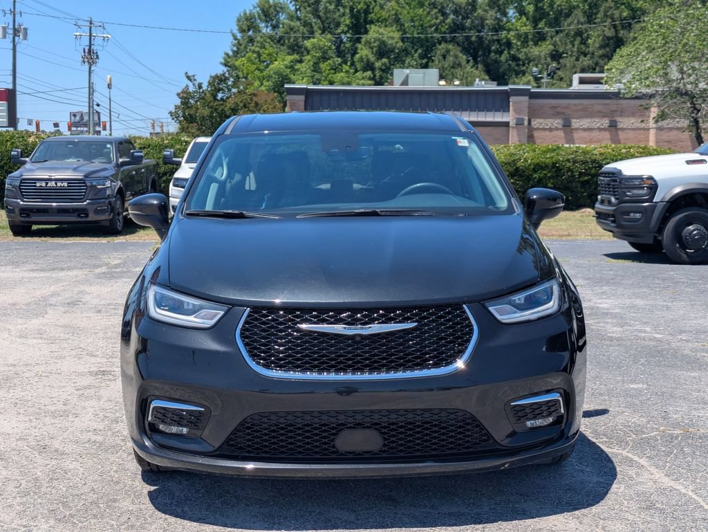 Used 2023 Chrysler Pacifica Touring-L FWD image 2