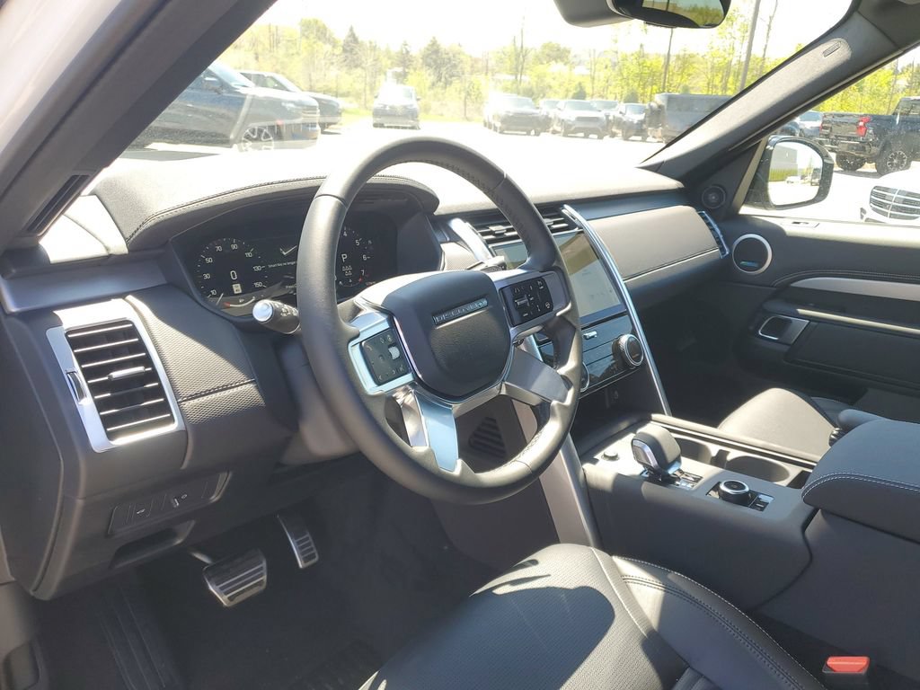 Used 2025 Land Rover Discovery Dynamic SE AWD/4WD image 12