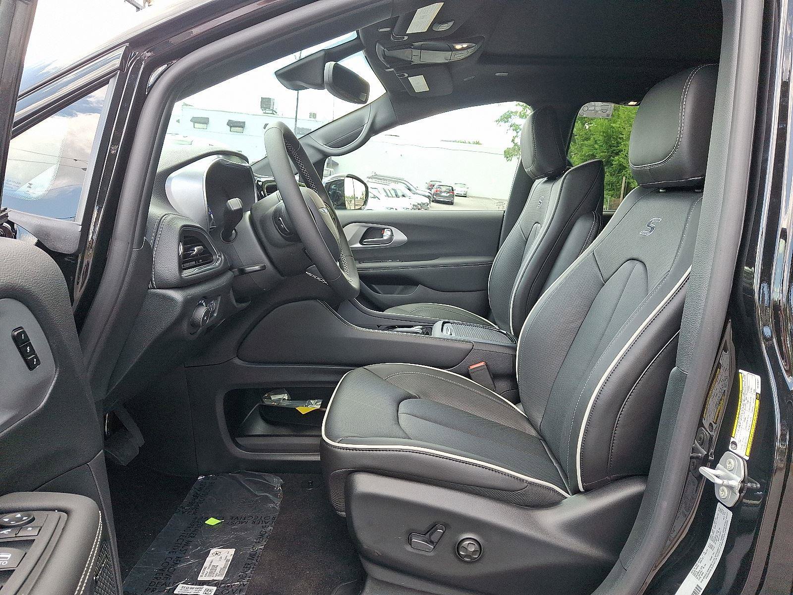 New 2026 Chrysler Pacifica Limited image 7