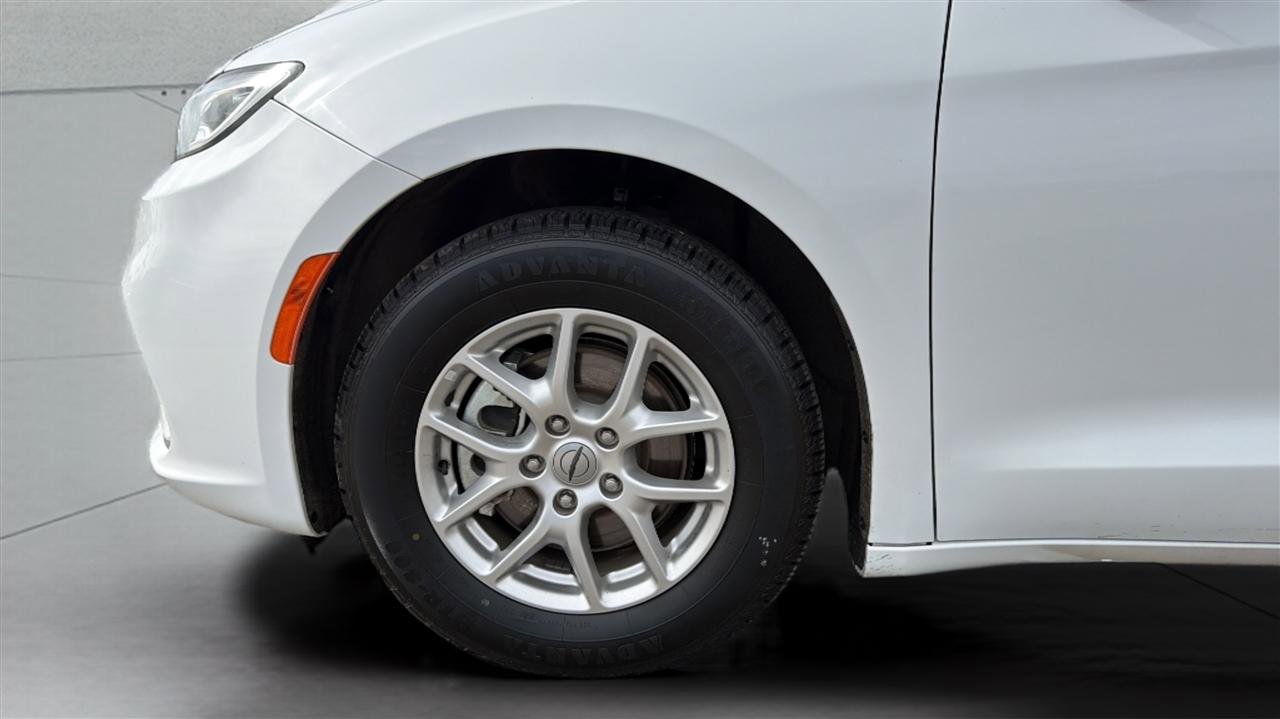 Used 2023 Chrysler Pacifica Touring-L image 29