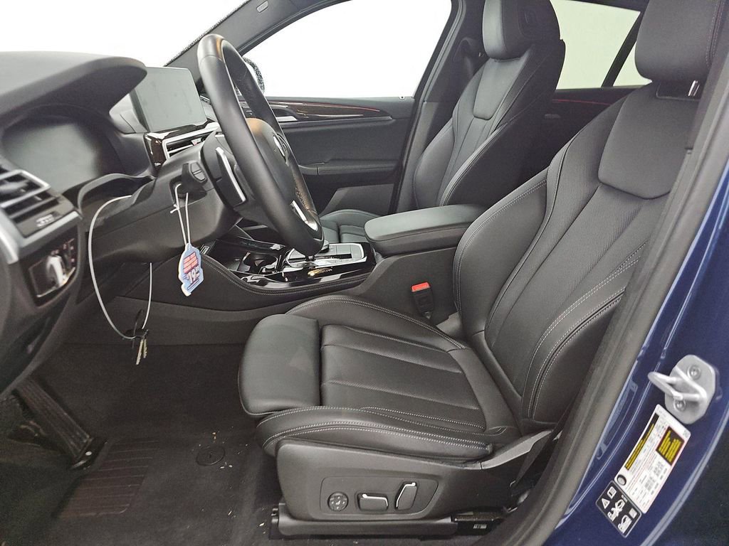 Used 2025 BMW X4 xDrive30i image 9