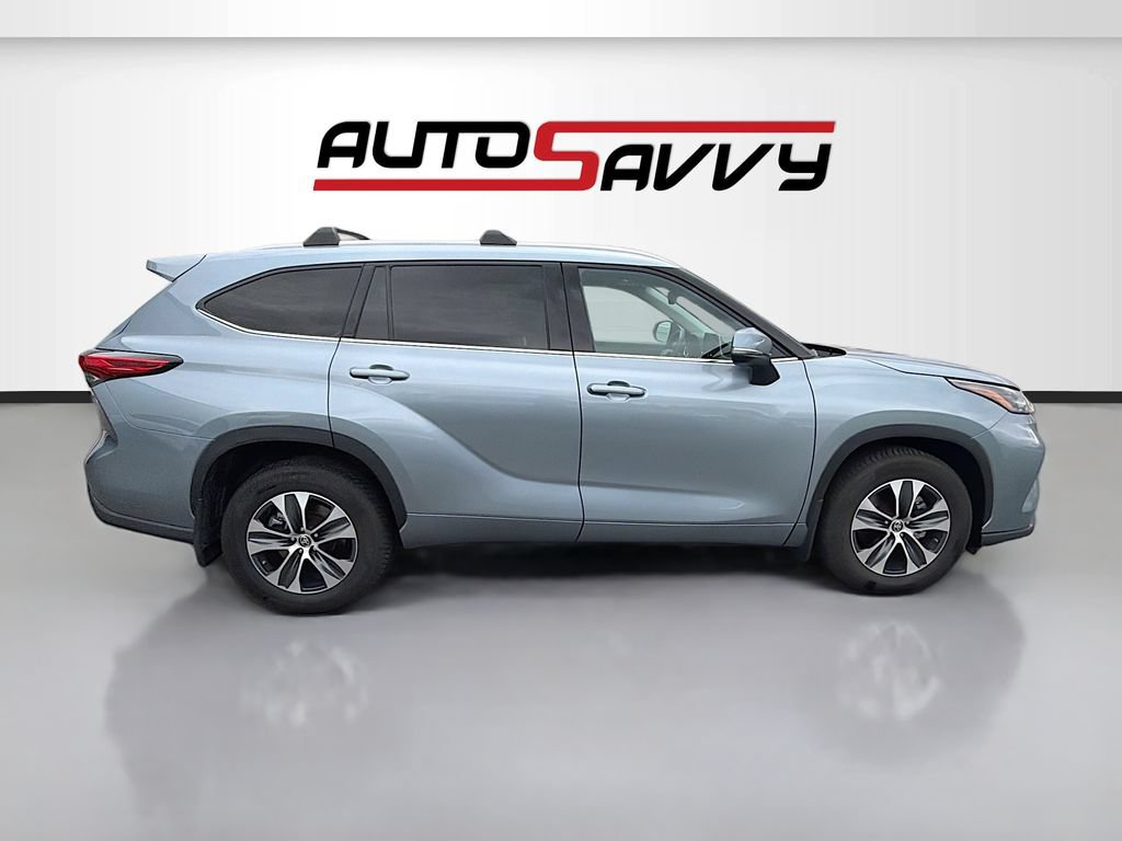 Used 2022 Toyota Highlander XLE AWD/4WD image 8