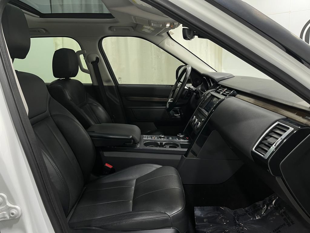 Used 2017 Land Rover Discovery SE image 34