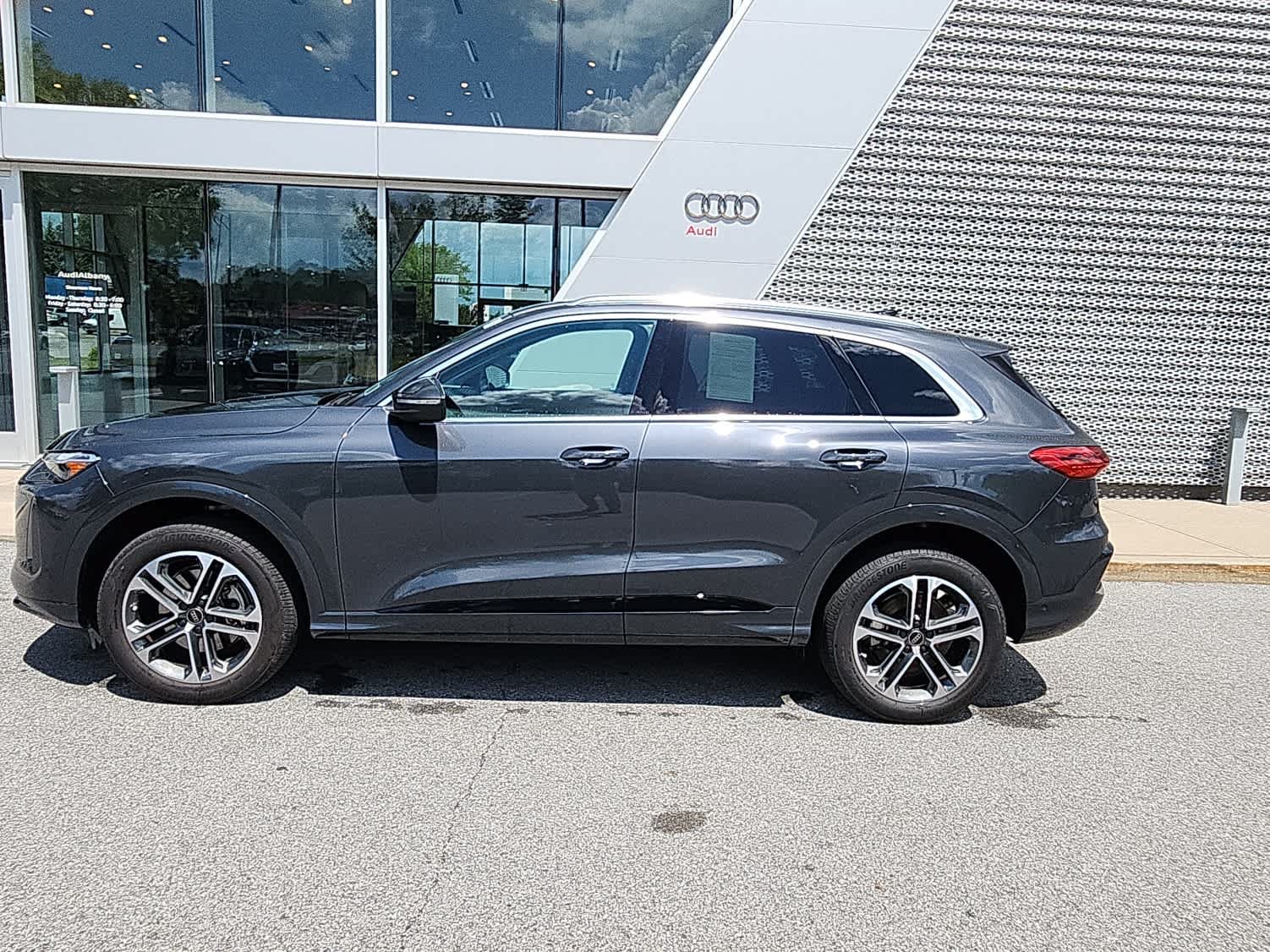 Certified 2025 Audi Q5 Premium w/ Convenience Package AWD/4WD image 3