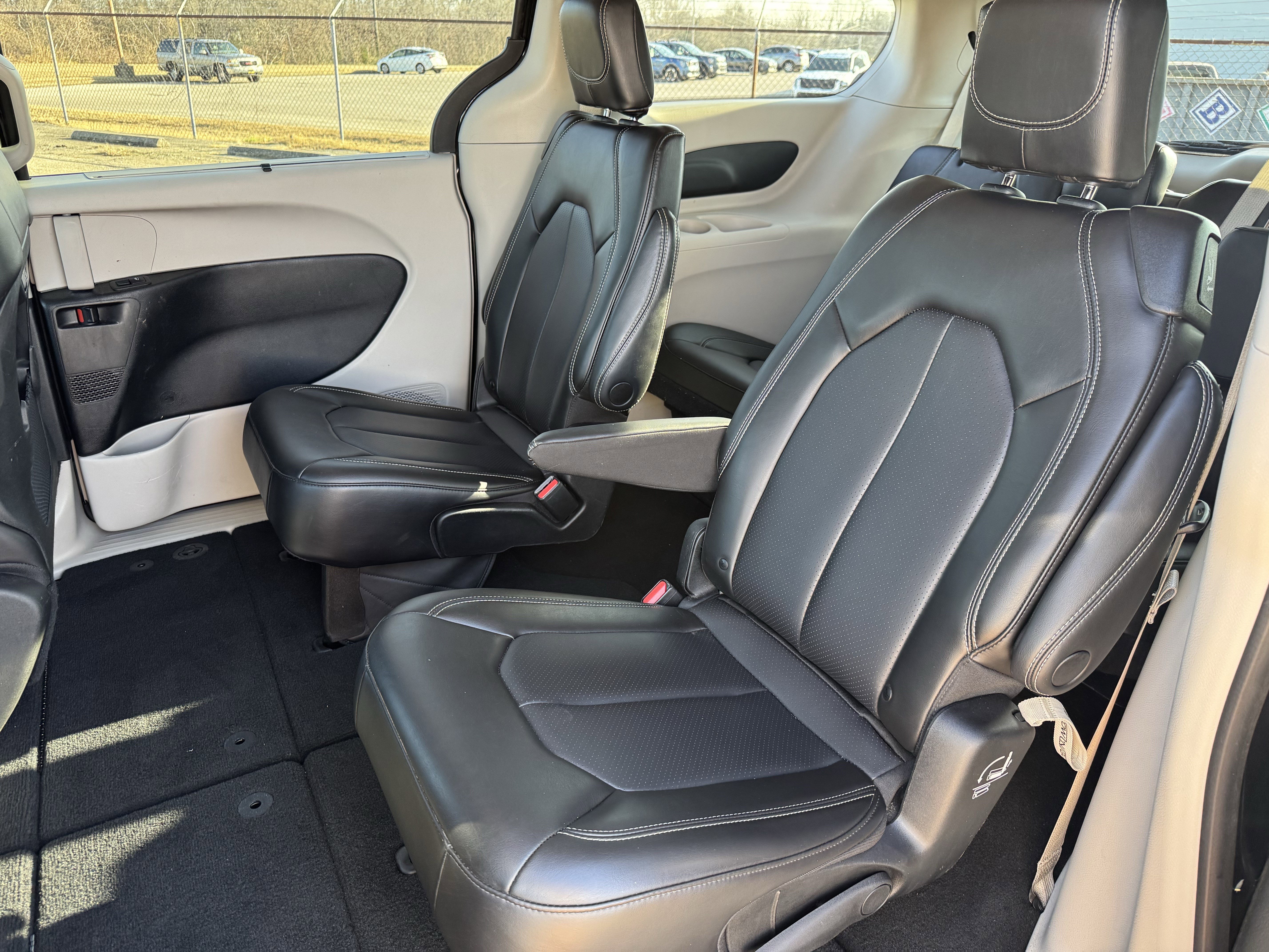 Used 2023 Chrysler Pacifica Touring-L image 6