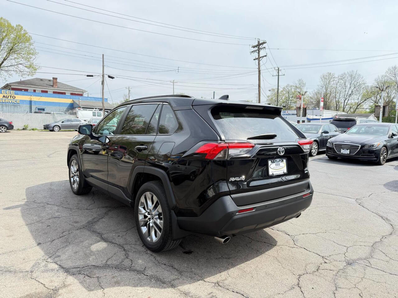 Used 2021 Toyota RAV4 XLE Premium image 6