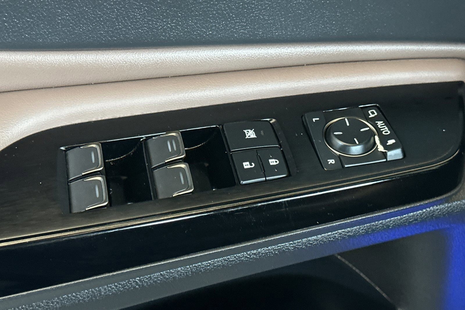 Certified 2025 Lexus ES 300h Ultra Luxury FWD image 13