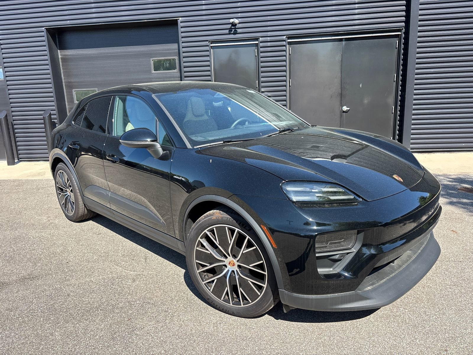 Used 2025 Porsche Macan Electric RWD image 11