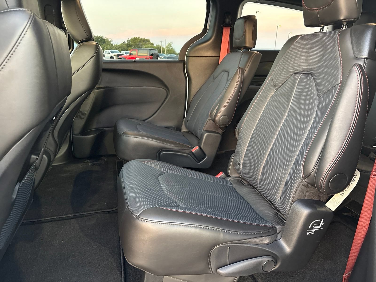 New 2027 Chrysler Pacifica Select FWD image 14
