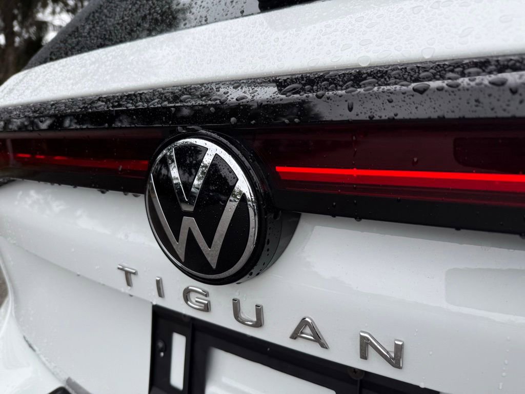 Used 2025 Volkswagen Tiguan SE FWD image 12