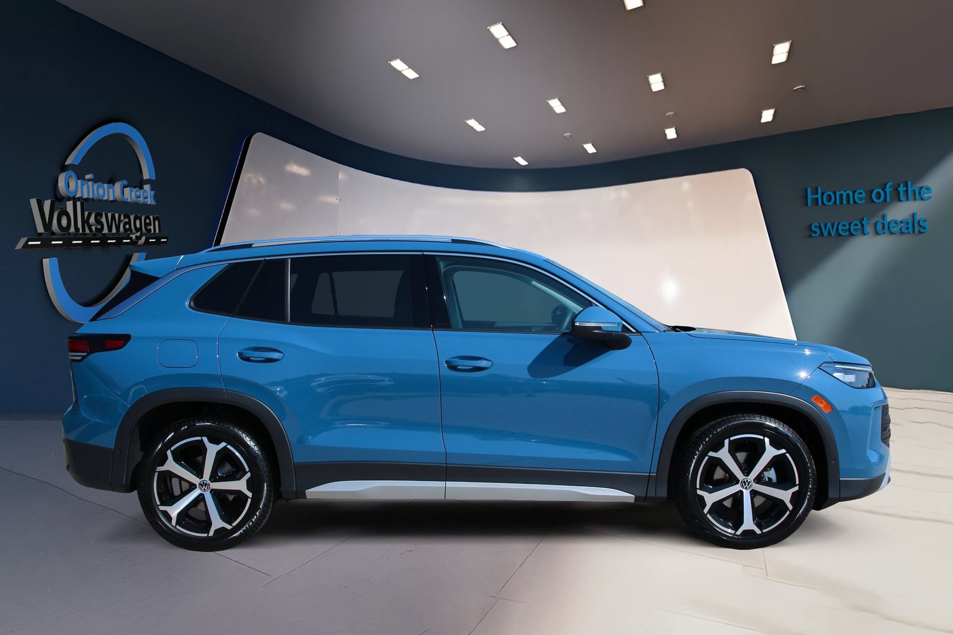 Certified 2025 Volkswagen Tiguan SE FWD image 4