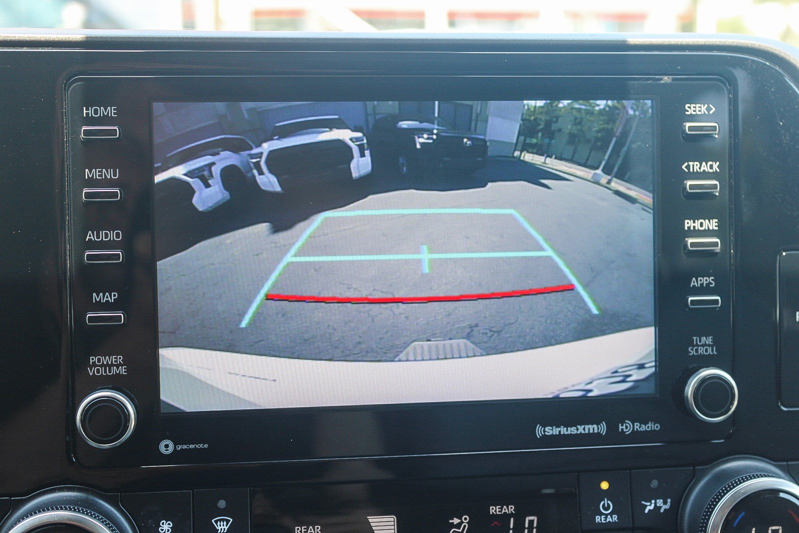 Used 2022 Toyota Highlander XLE FWD image 25