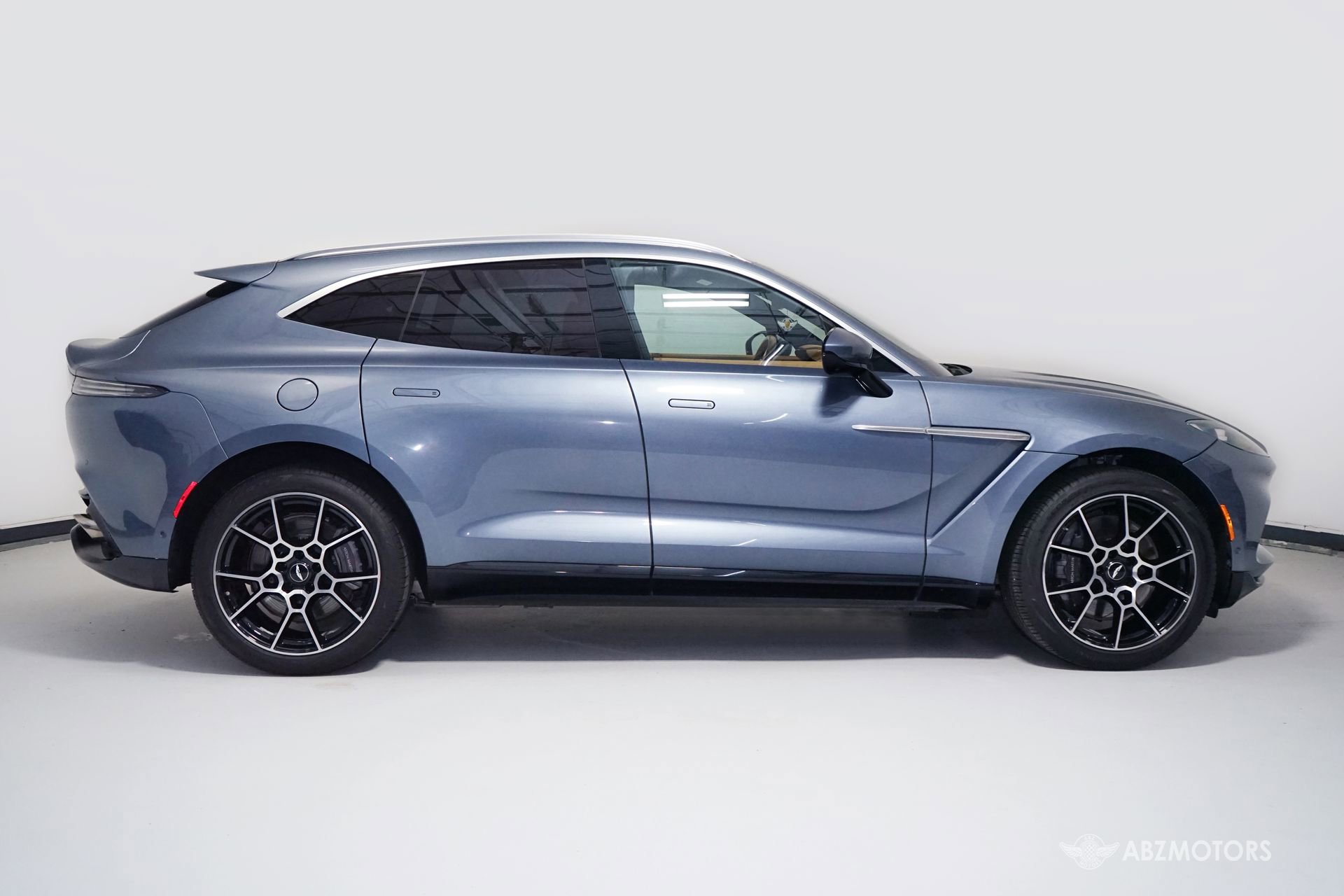 Used 2021 Aston Martin DBX AWD/4WD image 3