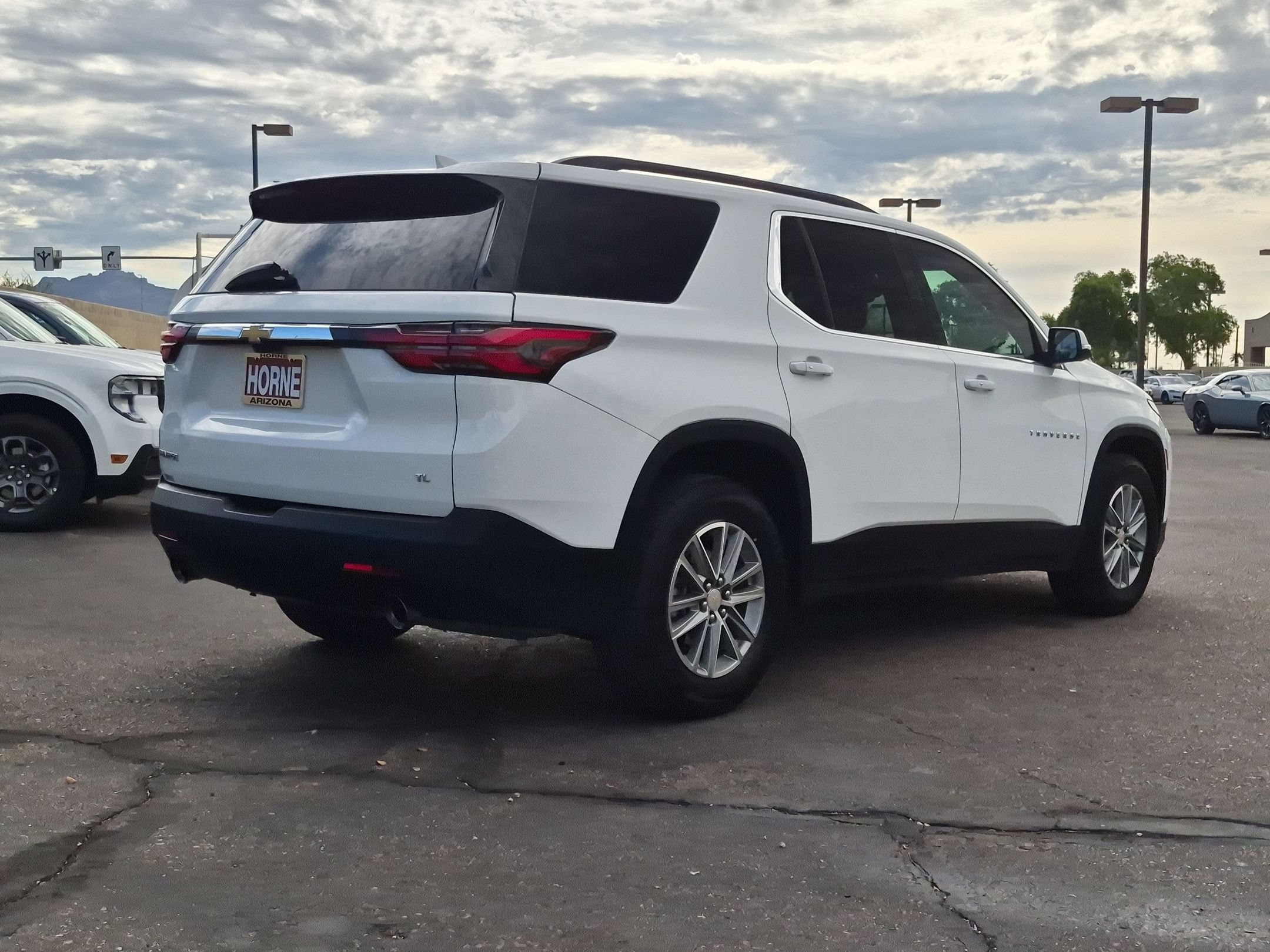 Used 2023 Chevrolet Traverse LT FWD image 5