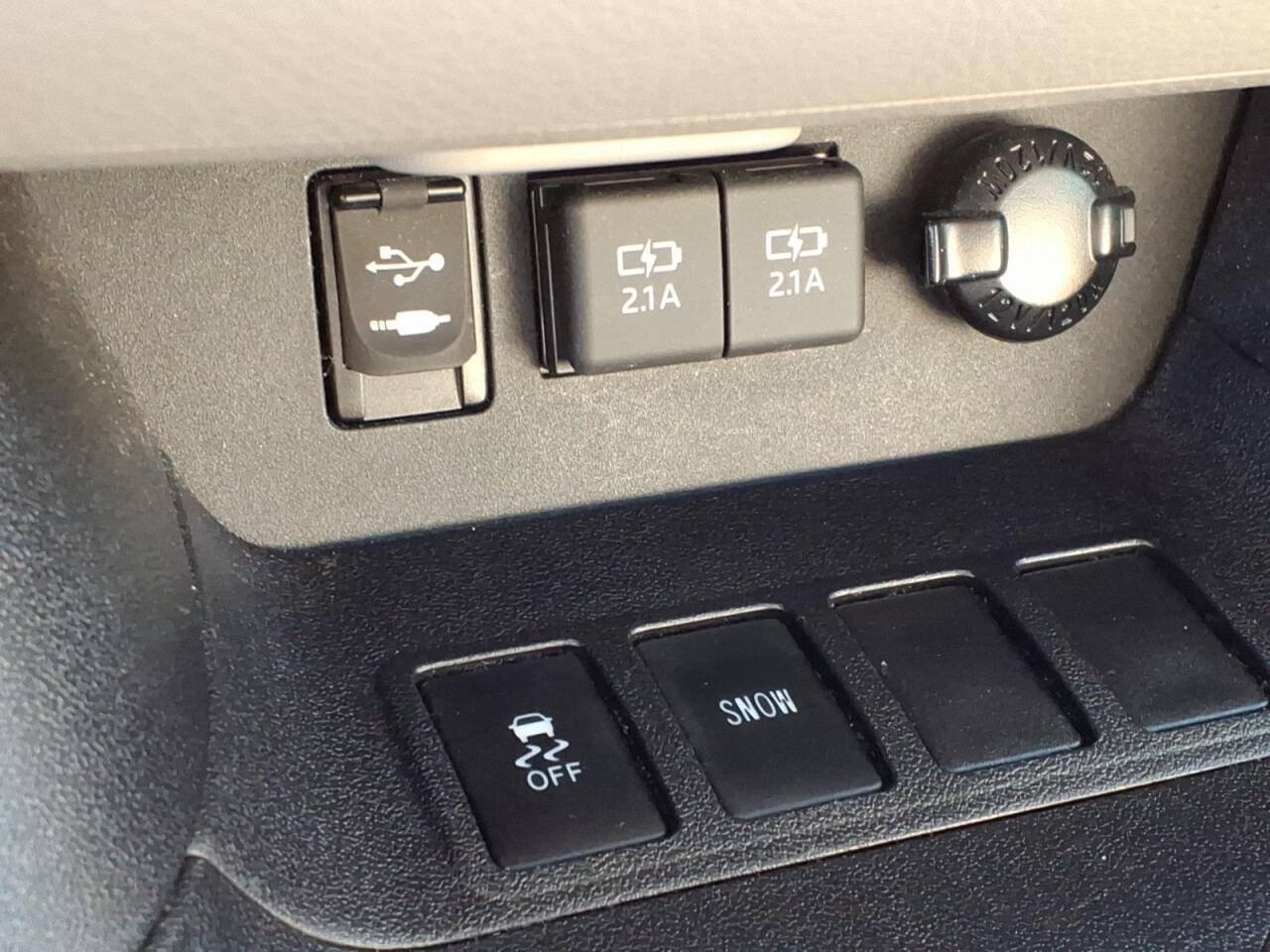 Used 2019 Toyota Highlander XLE FWD image 25
