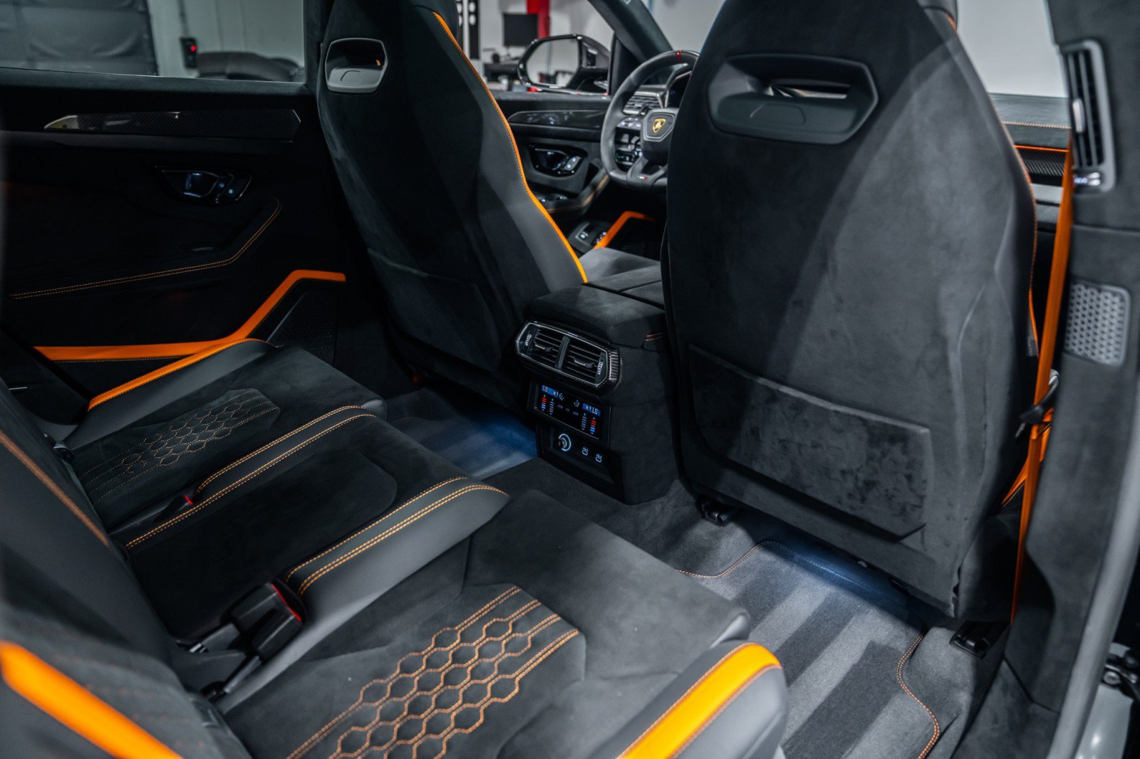 Used 2024 Lamborghini Urus Performante AWD/4WD image 30