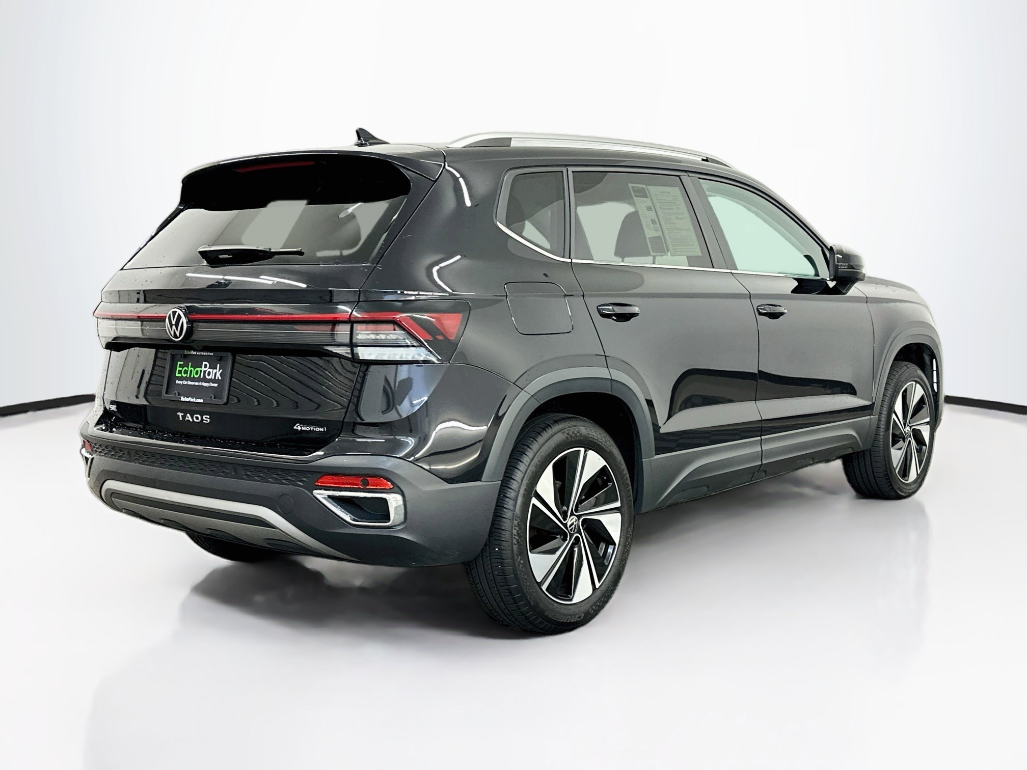 Used 2025 Volkswagen Taos SE AWD/4WD image 9