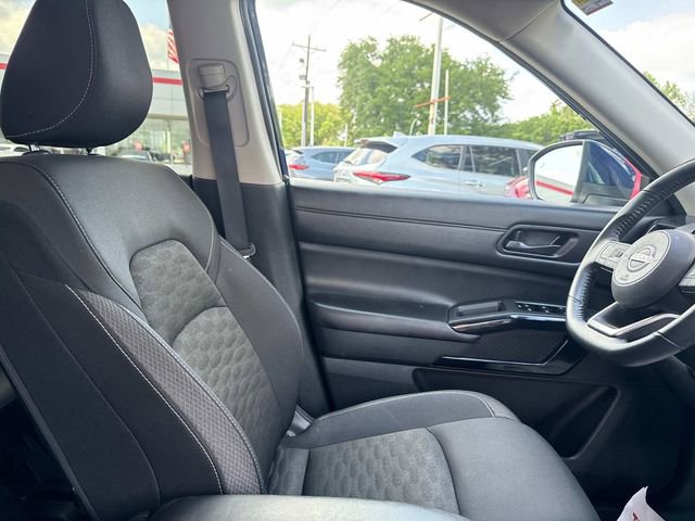 Used 2025 Nissan Pathfinder SV FWD image 14