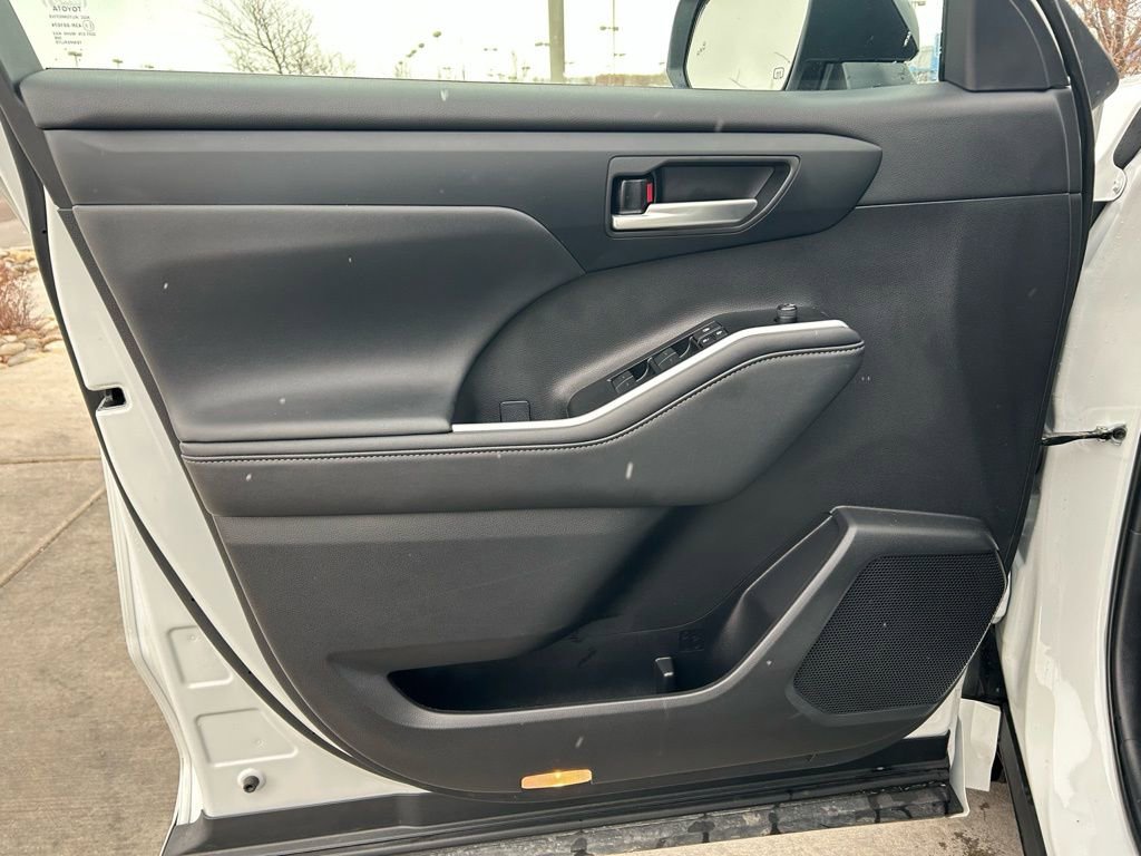 Used 2025 Toyota Highlander XLE image 21