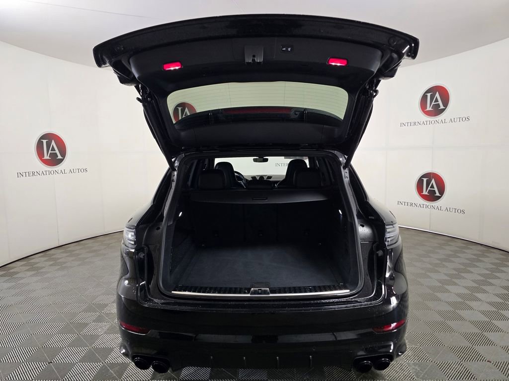 Used 2021 Porsche Cayenne GTS w/ Premium Package image 9