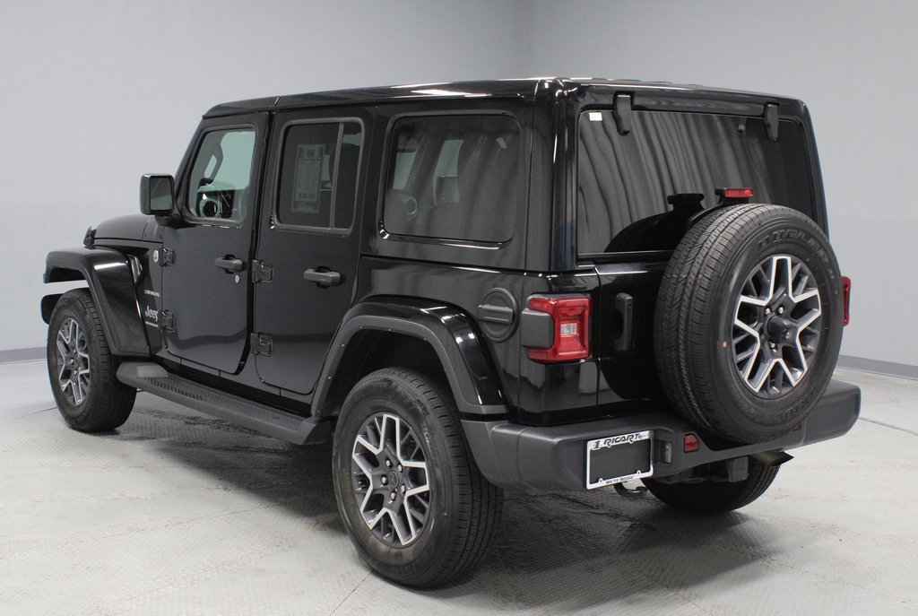 Used 2024 Jeep Wrangler Sahara image 9