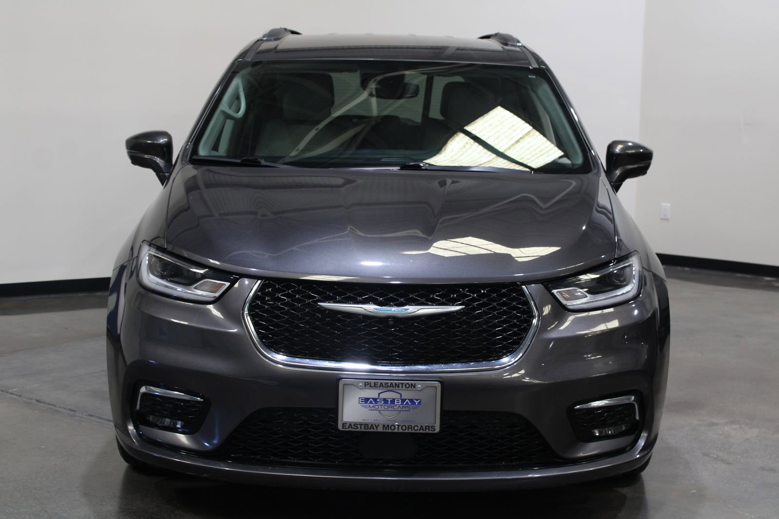 Used 2021 Chrysler Pacifica Touring-L FWD image 4