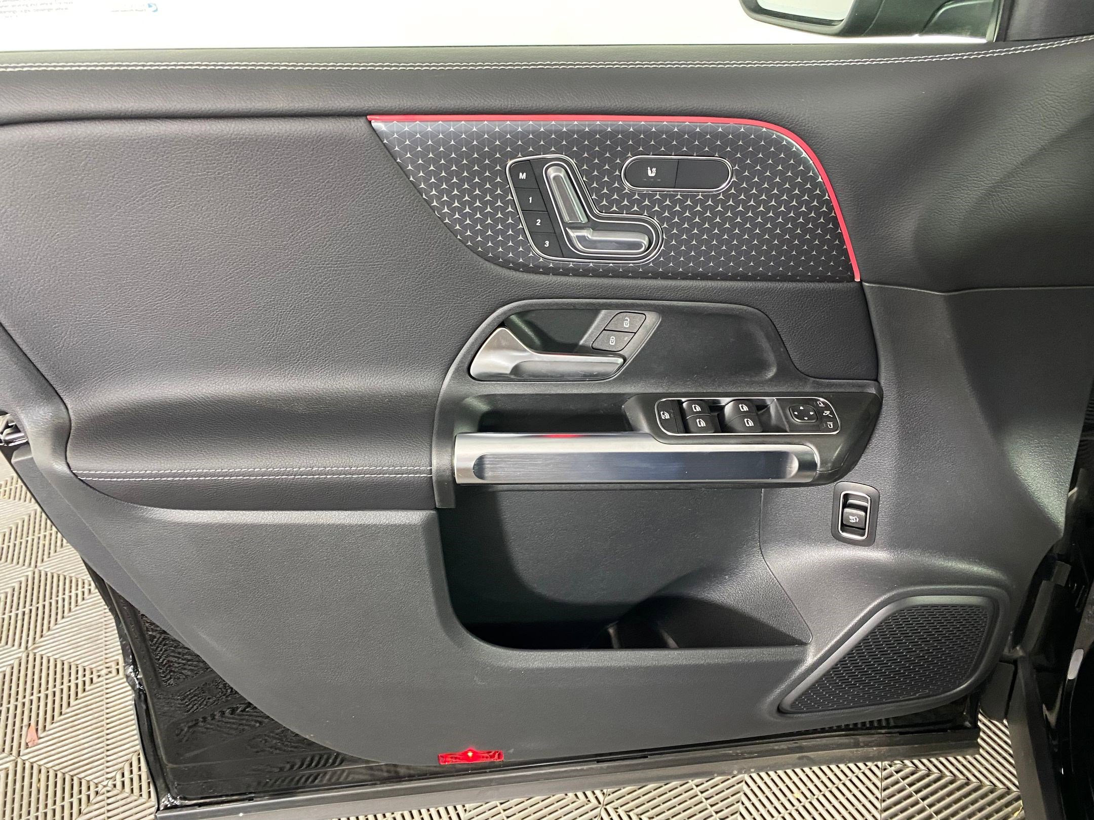 New 2025 Mercedes-Benz GLB 250 4MATIC image 11