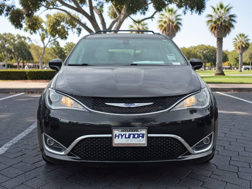 Used 2020 Chrysler Pacifica Touring-L image 3