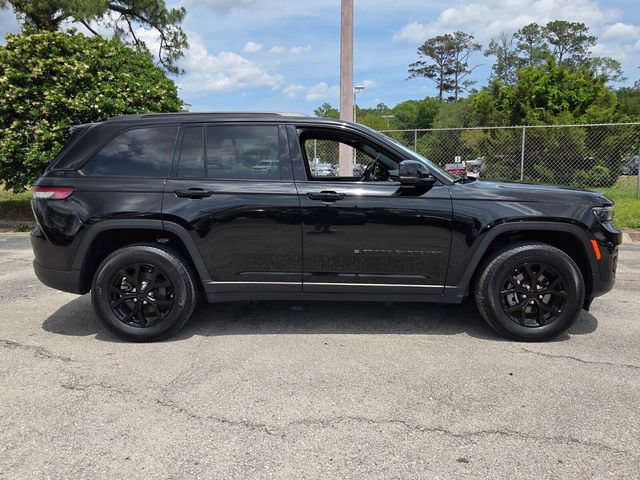 Used 2025 Jeep Grand Cherokee Altitude AWD/4WD image 6