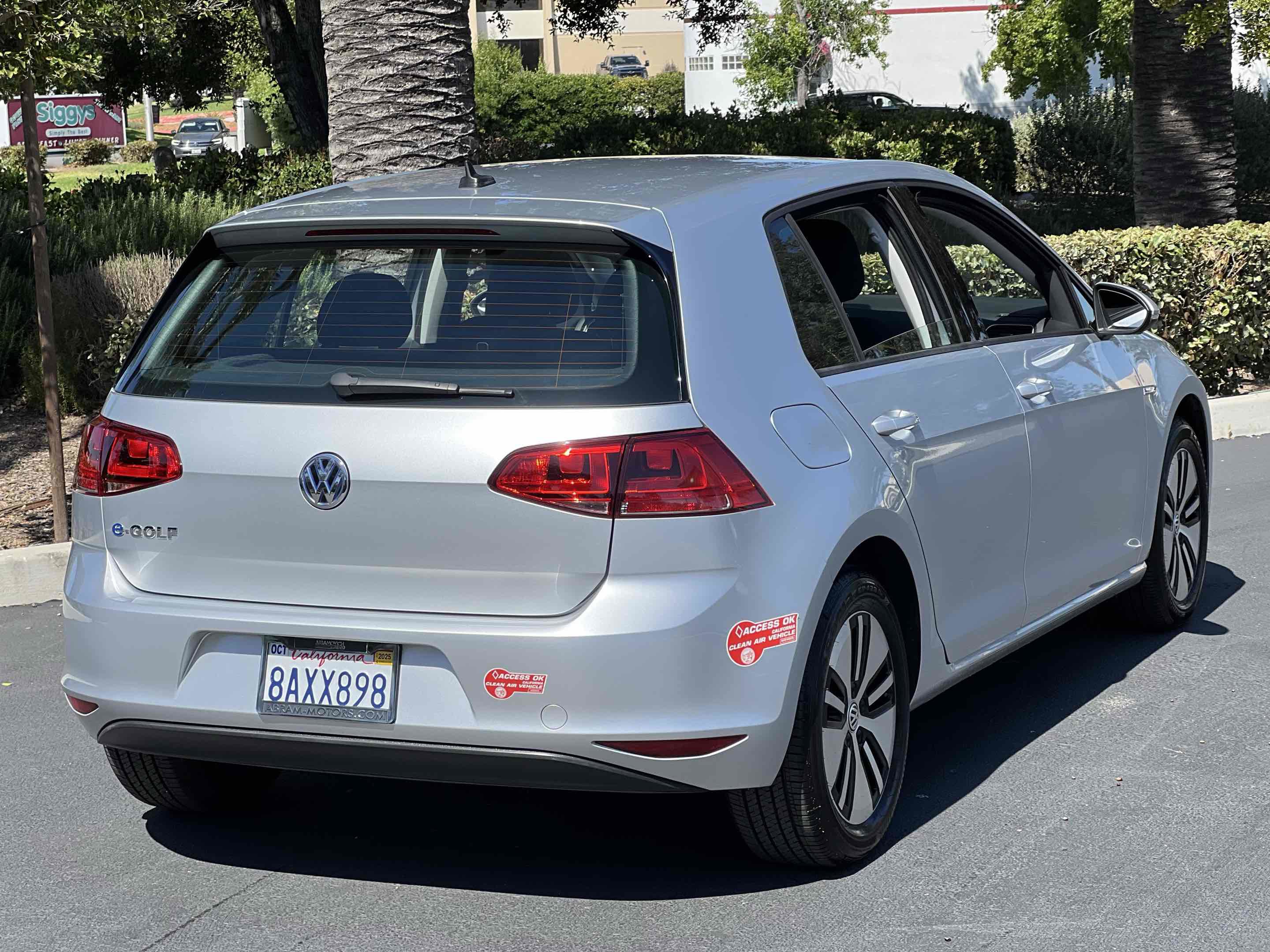 Used 2016 Volkswagen e-Golf SE w/ DC Fast Charging Package image 14