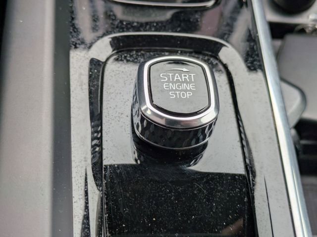 Used 2025 Volvo XC60 B5 Plus image 23