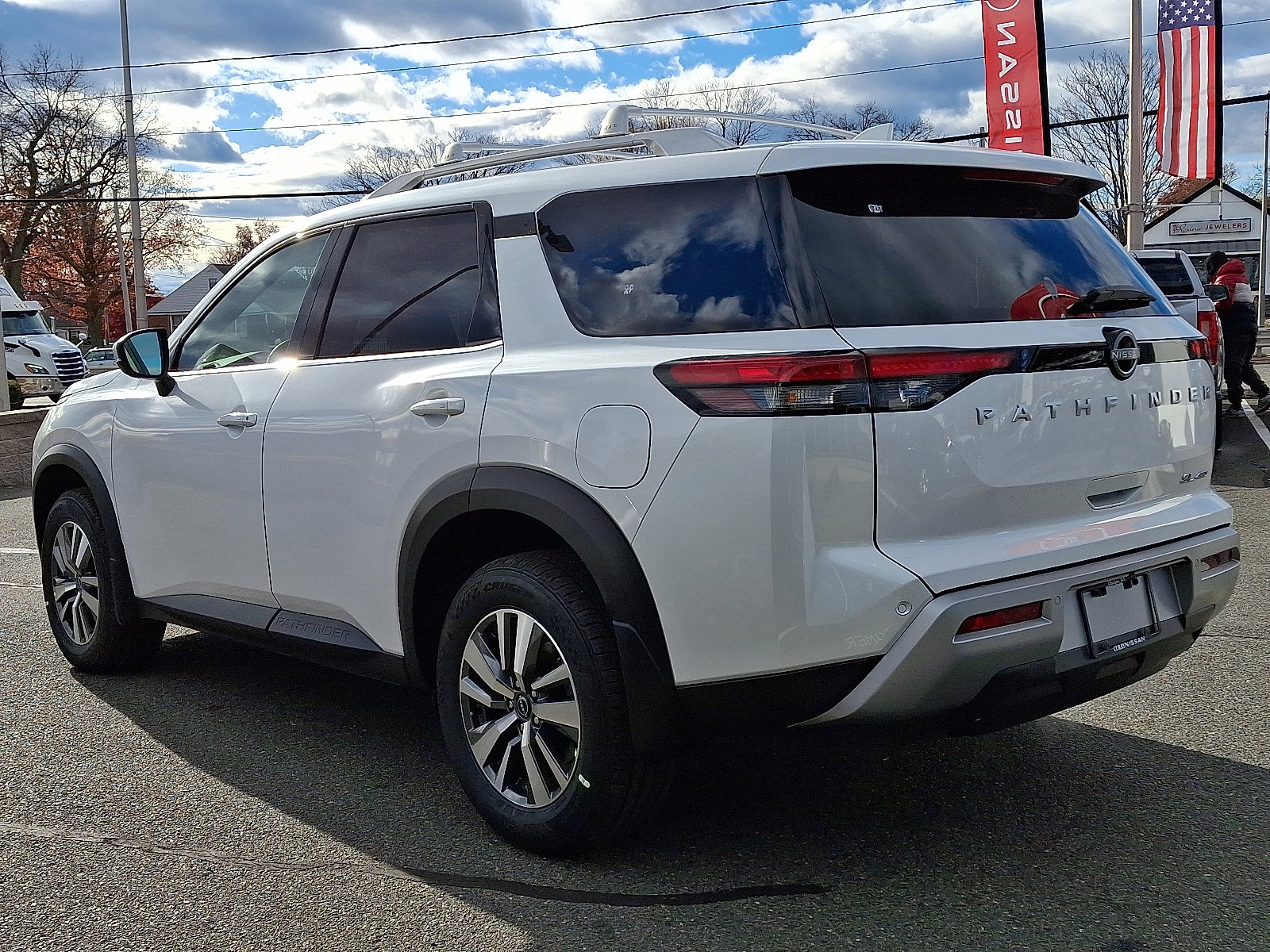 New 2025 Nissan Pathfinder SL image 3