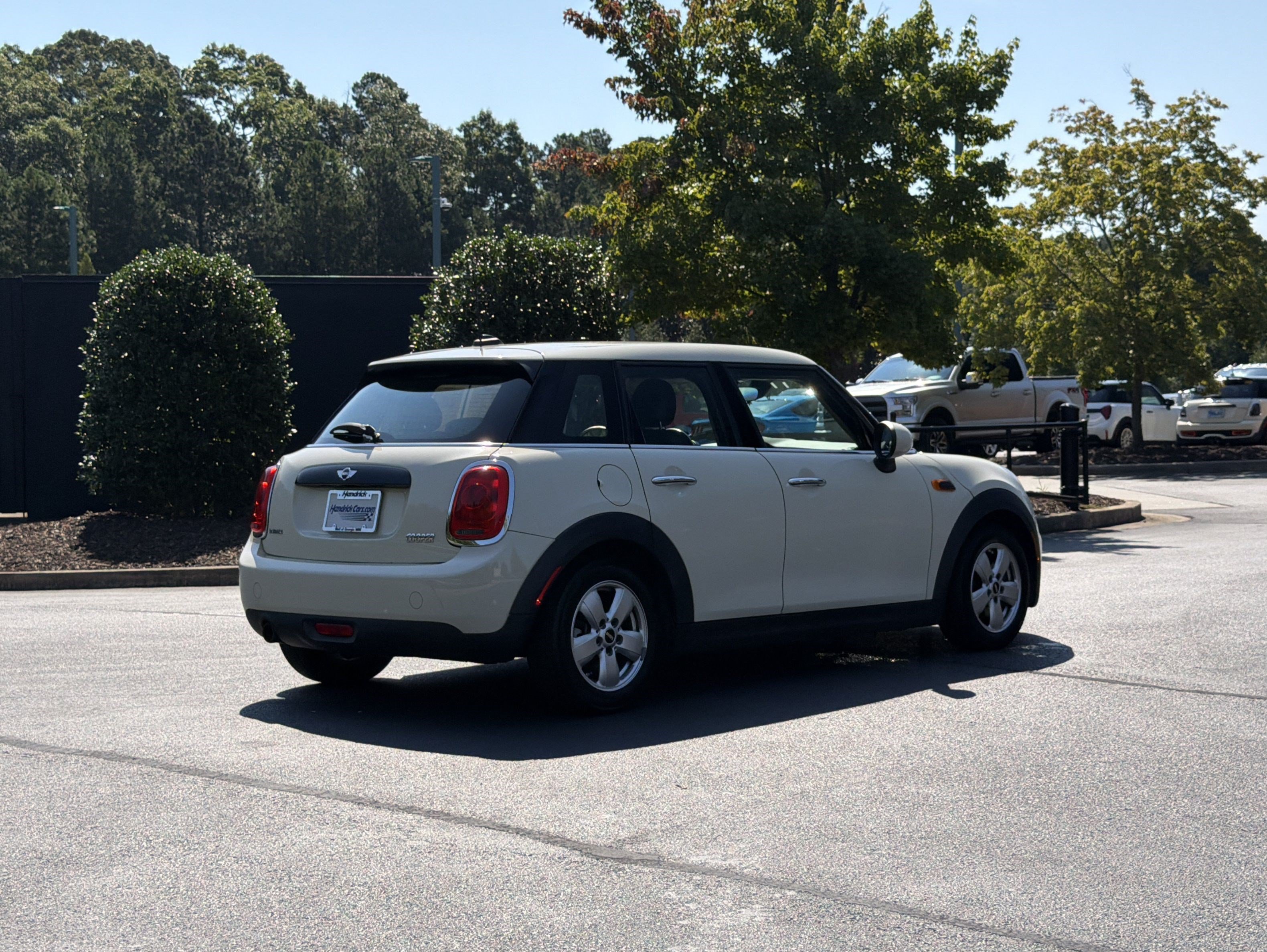 Used 2016 MINI Cooper 4-Door Hardtop FWD image 3