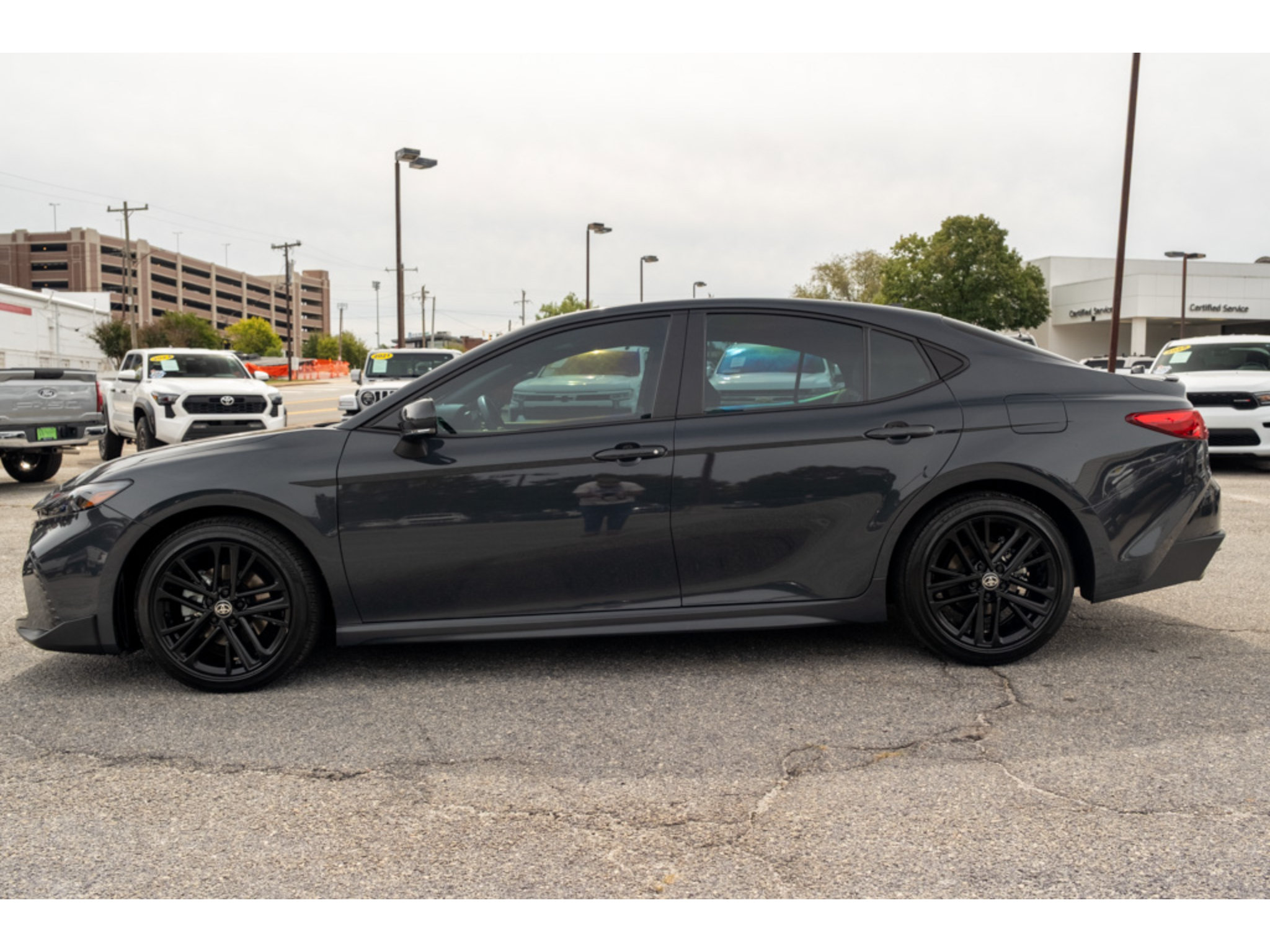 Used 2025 Toyota Camry SE FWD image 5
