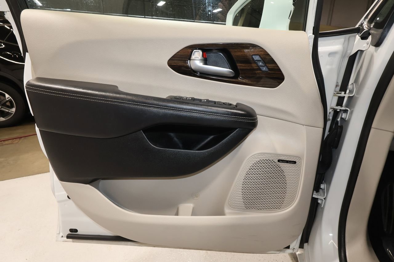 Used 2022 Chrysler Pacifica Limited image 20