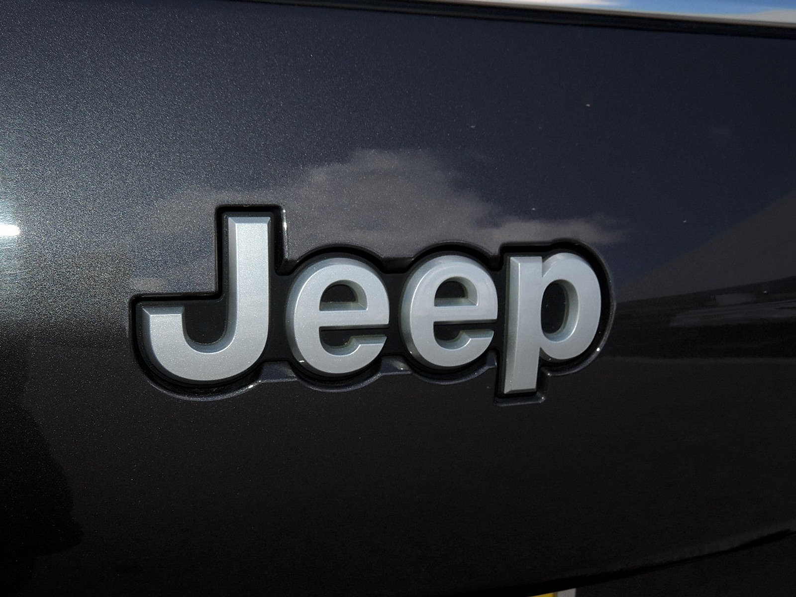 Used 2025 Jeep Grand Cherokee L Laredo RWD image 13