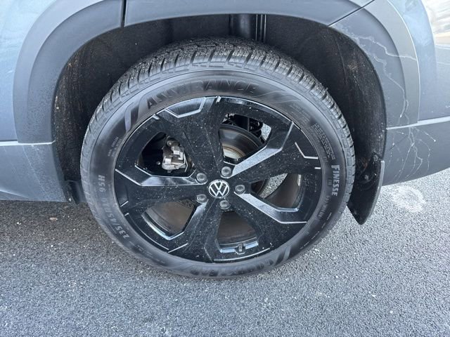 Certified 2025 Volkswagen Taos SEL w/ Black Wheel Plus Package image 32