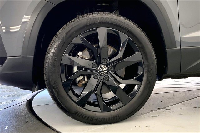 Certified 2023 Volkswagen Taos SE w/ Panoramic Sunroof Package image 9