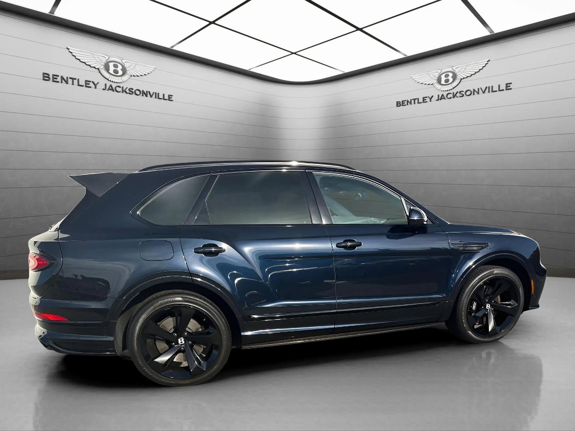 Used 2024 Bentley Bentayga image 9