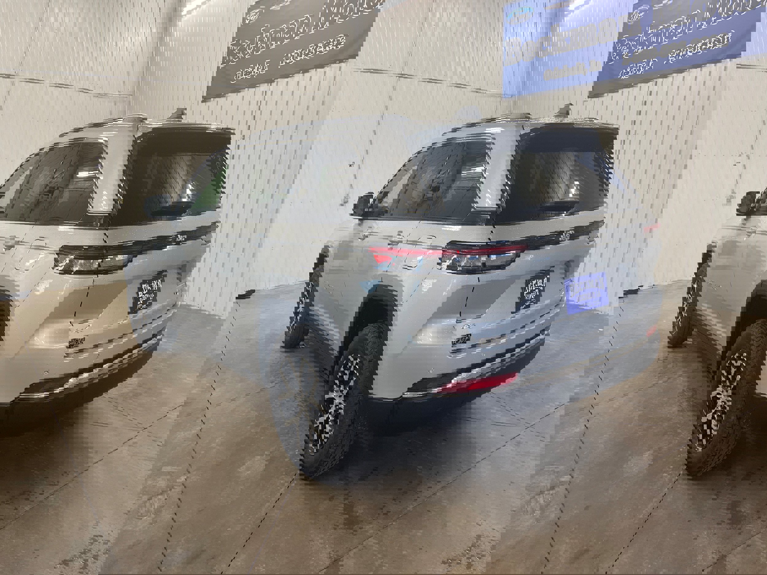 Used 2024 Jeep Grand Cherokee Limited image 3