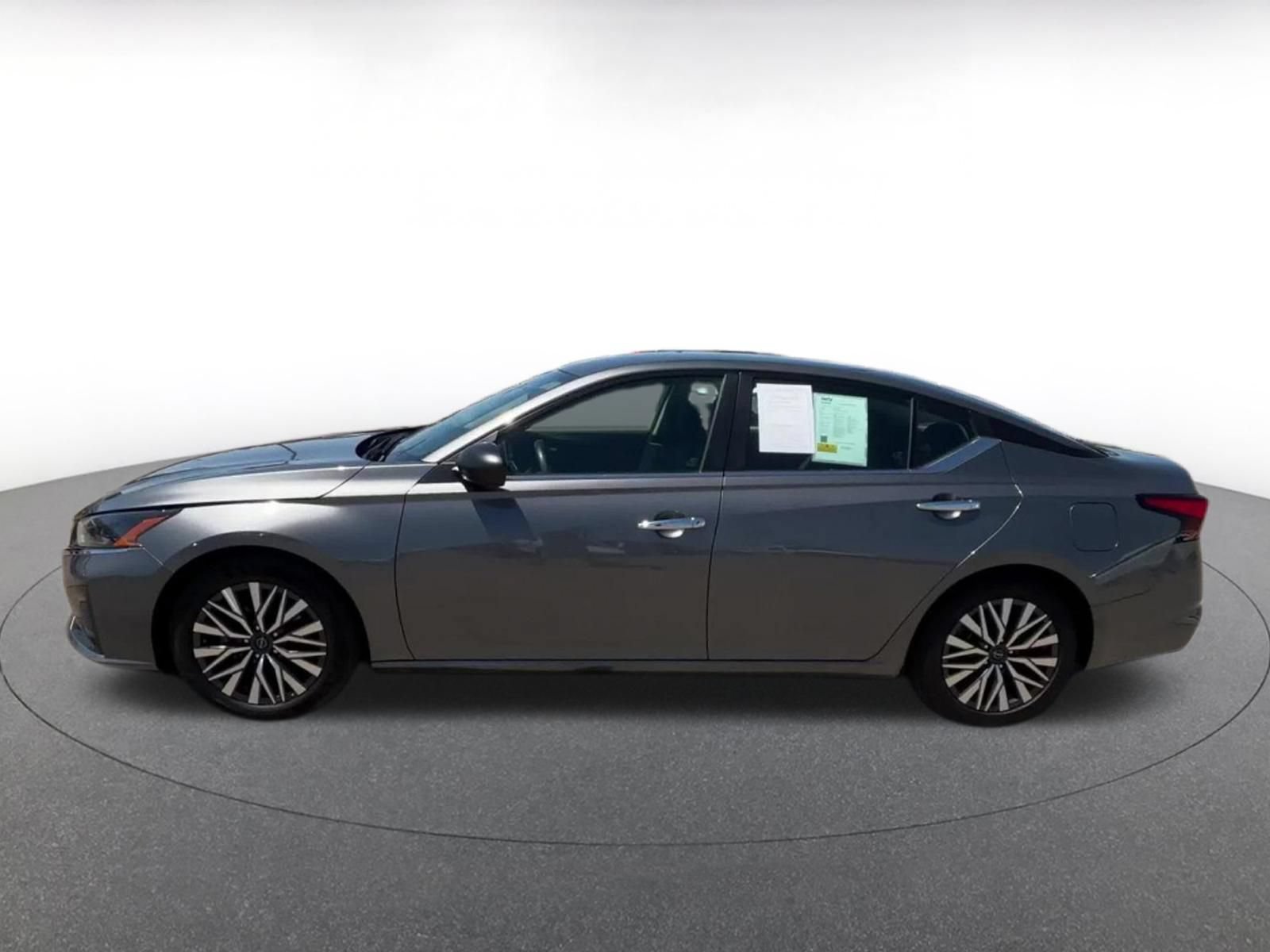 Used 2024 Nissan Altima 2.5 SV FWD image 9