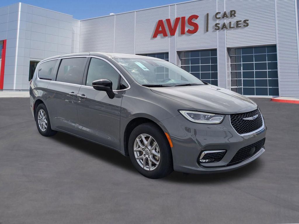 Used 2025 Chrysler Pacifica Select image 3