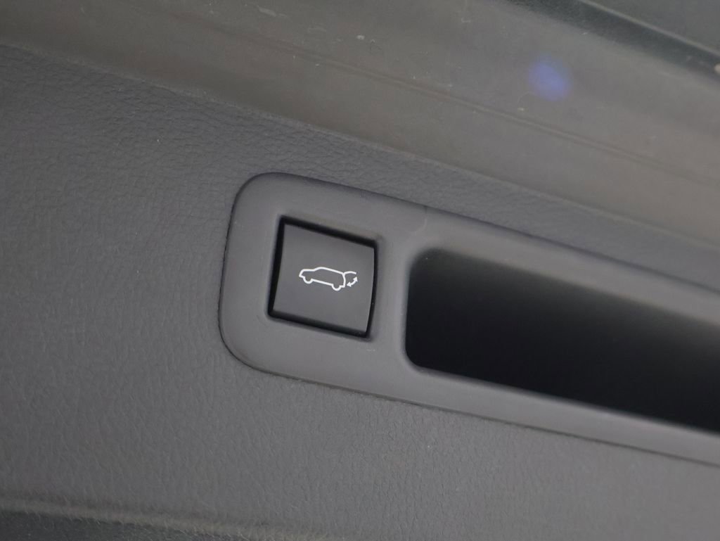 Used 2025 Toyota Highlander Platinum image 22